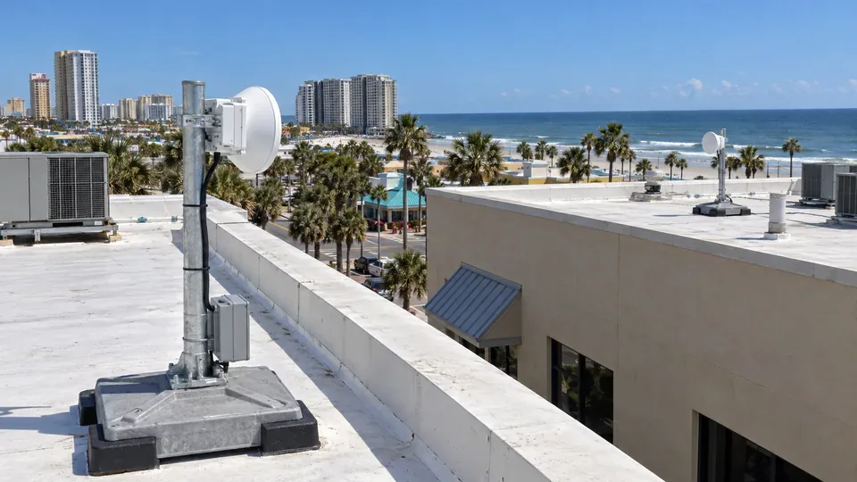 Point-to-point wireless radios on the rooftops of two neighbouring coastal commercial buildings in Daytona Beach.